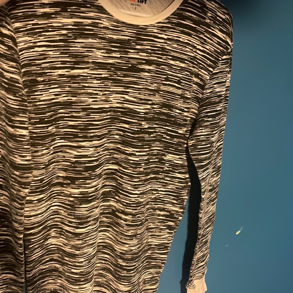 Small black & white long sleeved shirt